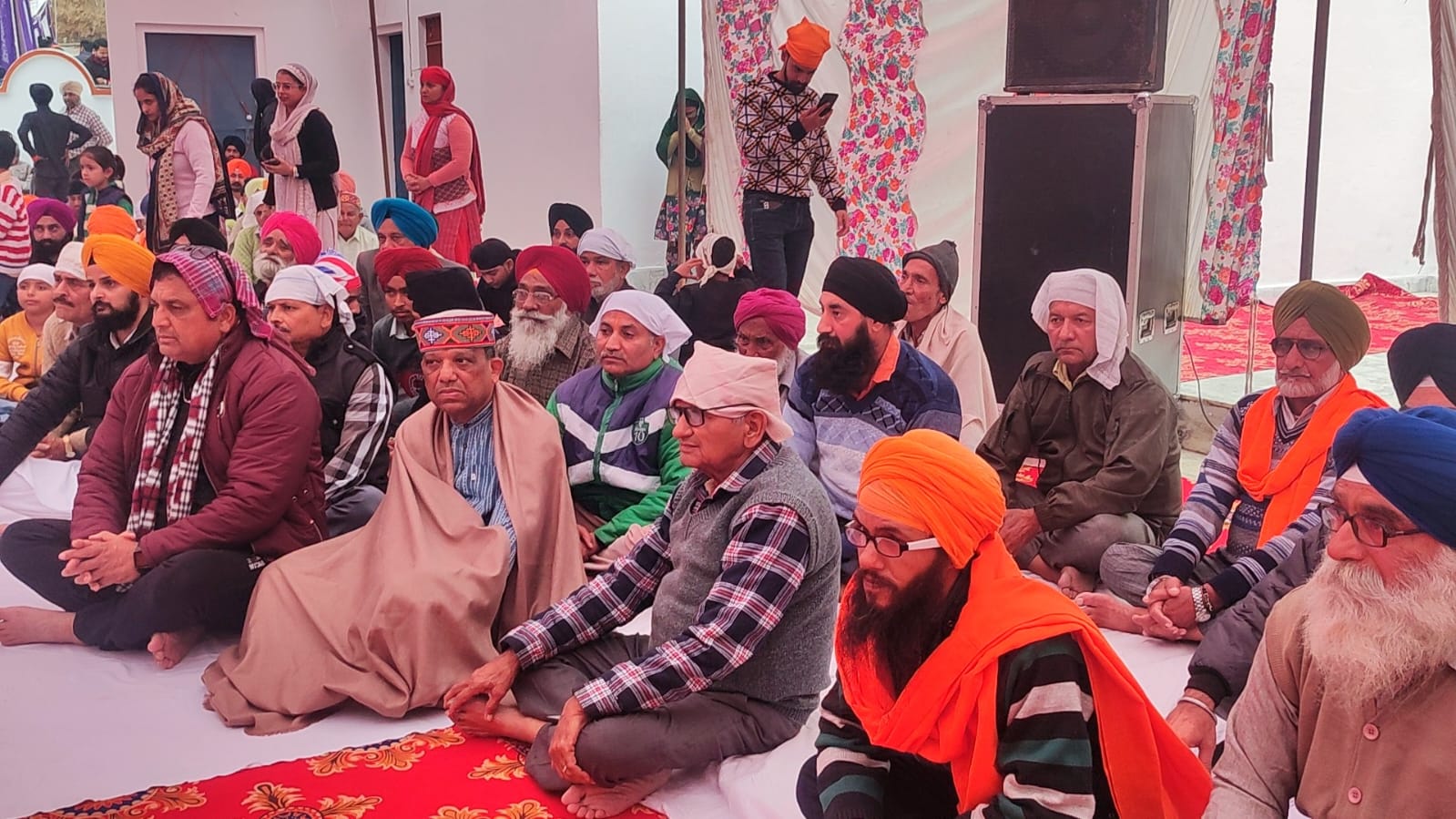 सिख पंथ के संस्थापक व प्रथम गुरु श्रीगुरु नानकदेव जी महाराज के प्रकाशोत्सव के अवसर पर सोमवार को गुरुद्वारा श्री गुरु सिंह सभा अंबोटा  में परंपरागत नगर कीर्तन निकाला।