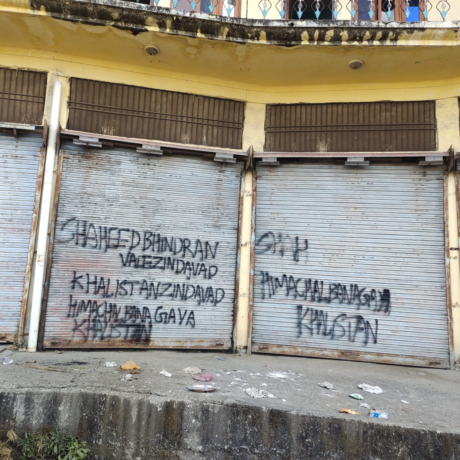 चिन्तपूर्णी बाईपास में दुकान के शटर  पर खालिस्तान जिंदाबाद के लिखे नारे