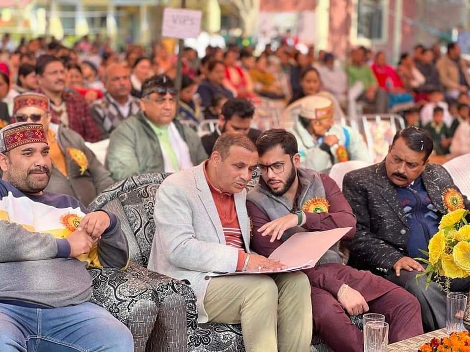 ई टेक्सी रोजगार और पर्यावरण के लिए मील का पत्थर  - चैतन्य शर्मा 