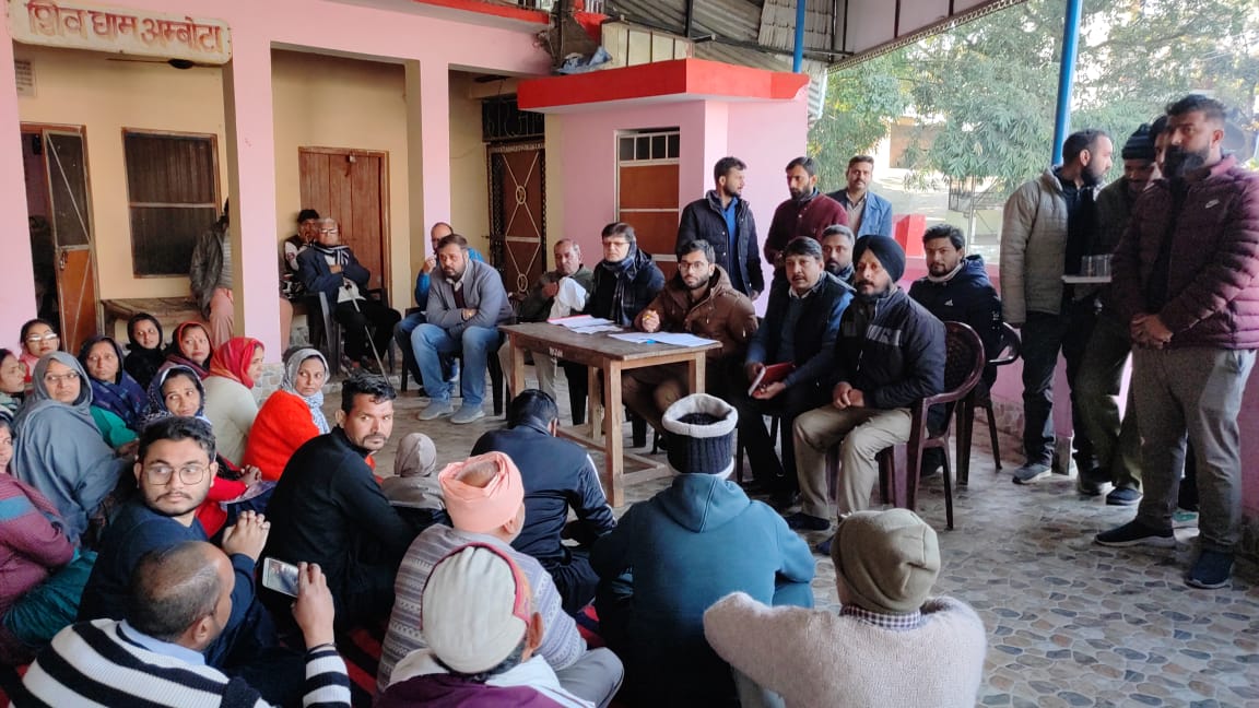 गांव अंबोटा में विधायक ने सुनी समस्याएं