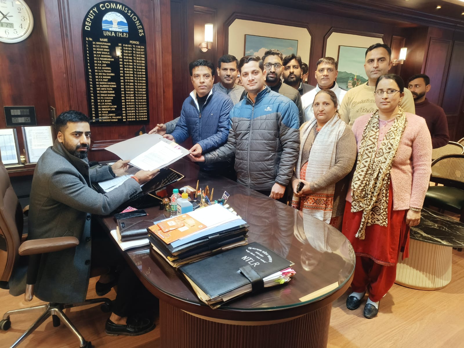 वेतन विसंगति को लेकर उपायुक्त के माध्यम से मुख्यमंत्री और मुख्य सचिव को सौंपा ज्ञापन