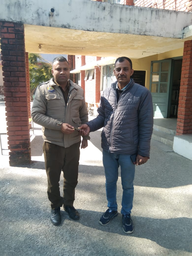 क्लोह रास्ते पर मिले रुपए थाने में जमा करवाए संजीव कुमार ने की ईमानदारी की मिसाल पेश
